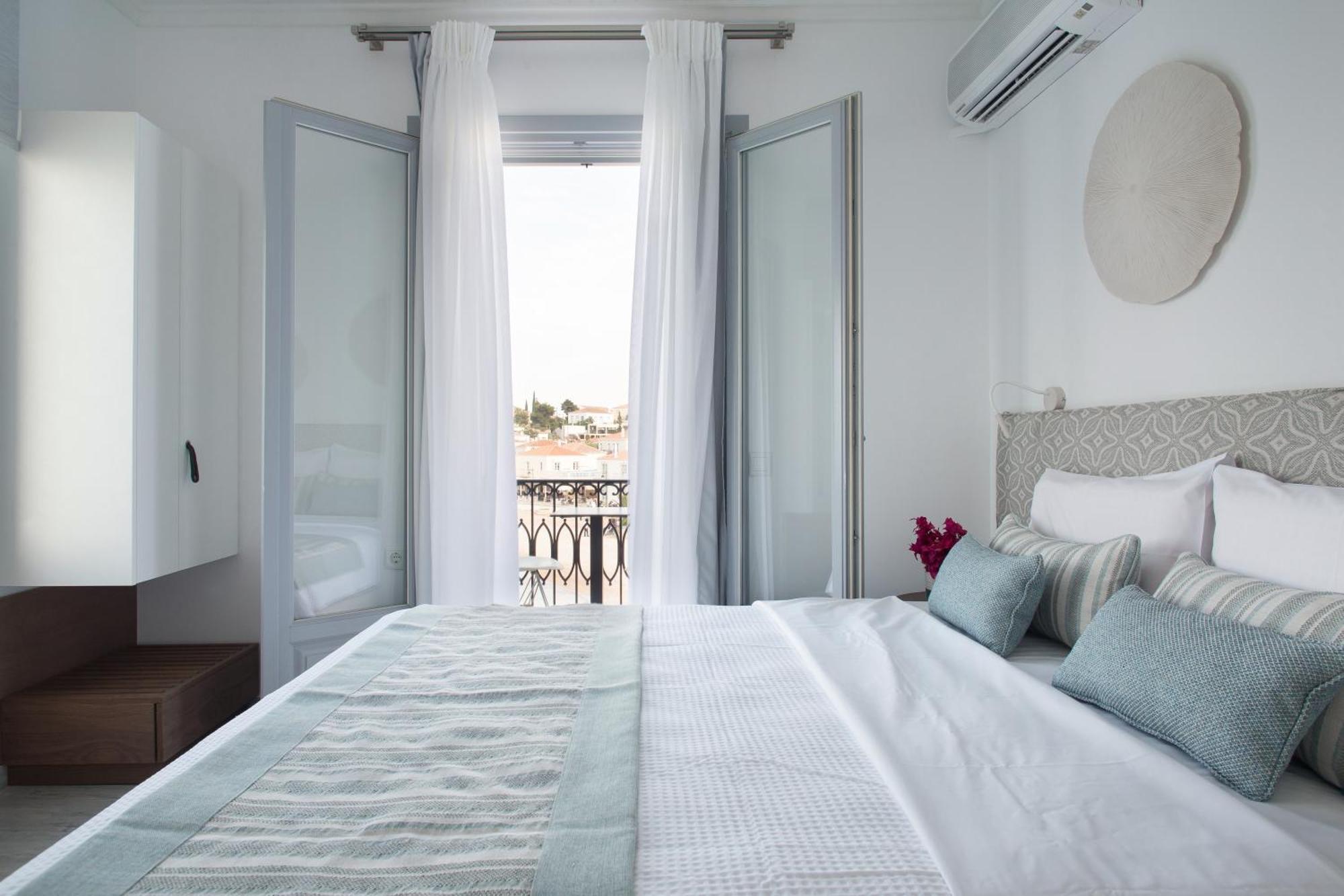 Aurora - & - Spetses Town