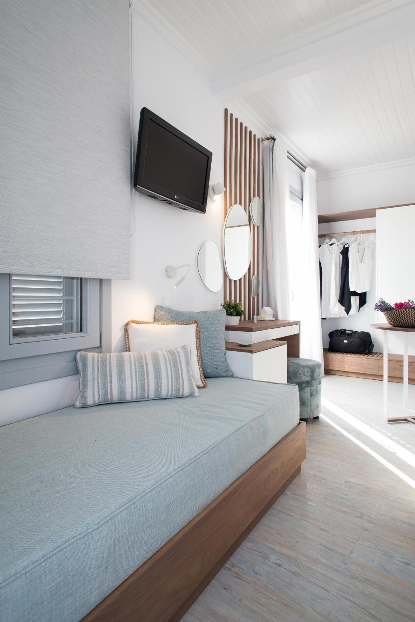 Aurora - & - Spetses Town