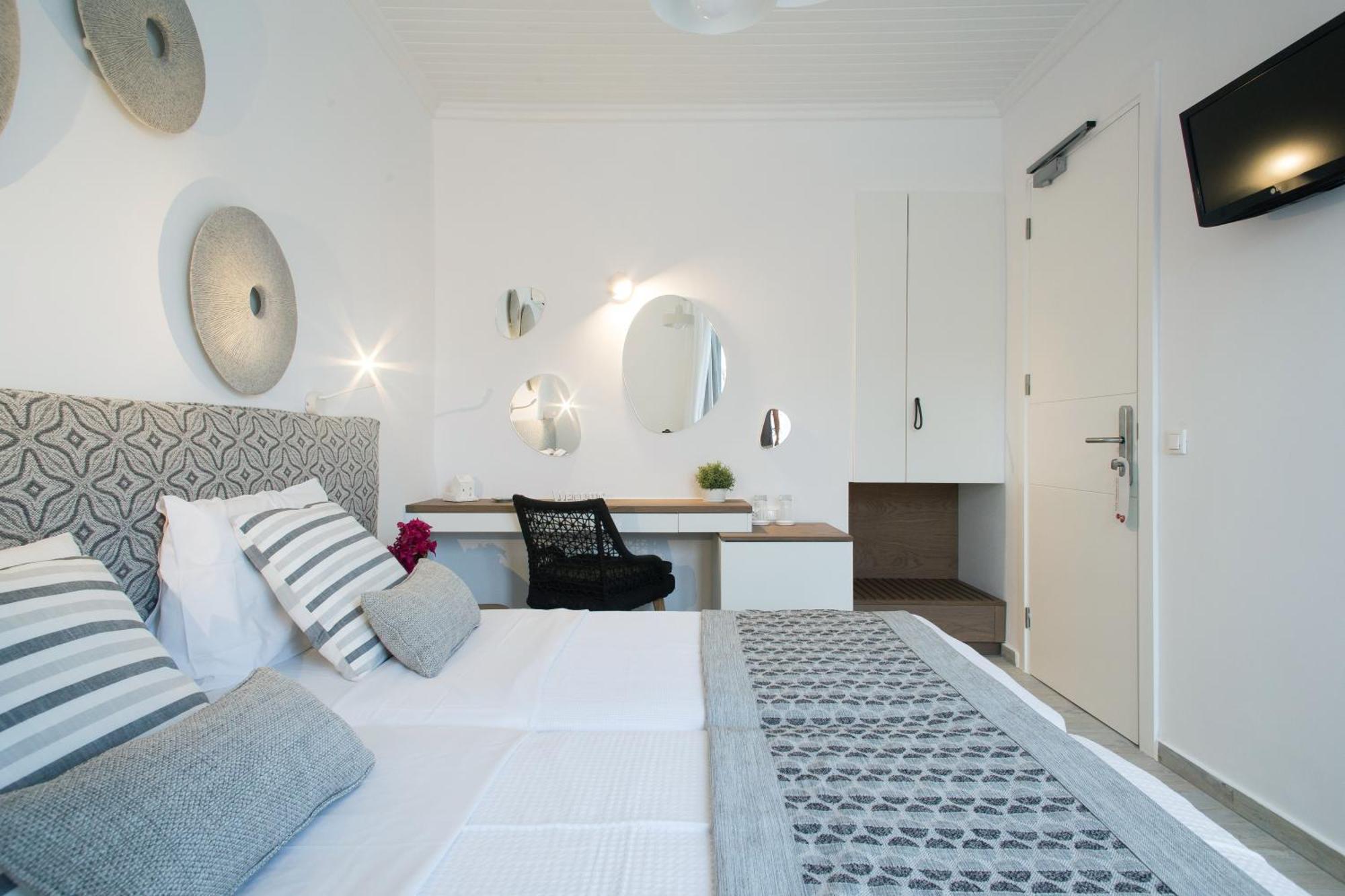 Aurora - & - Spetses Town